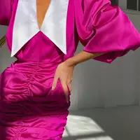 Стильна трендова шовкова міні сукня Kamilla з відкладним комірцем та V-подібним декольте колір фуксія